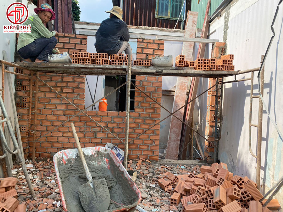 Thi công cải tạo nâng tầng nhà anh Triều ở Quận 7